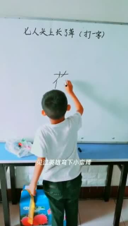 七人头上长了草猜字谜,揭秘古老字谜中的智慧与趣味”
