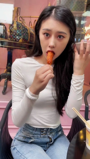 吃香肠小姐姐图片,小姐姐的美食风采