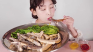 小姐姐吃竹节虾,小姐姐的味蕾盛宴